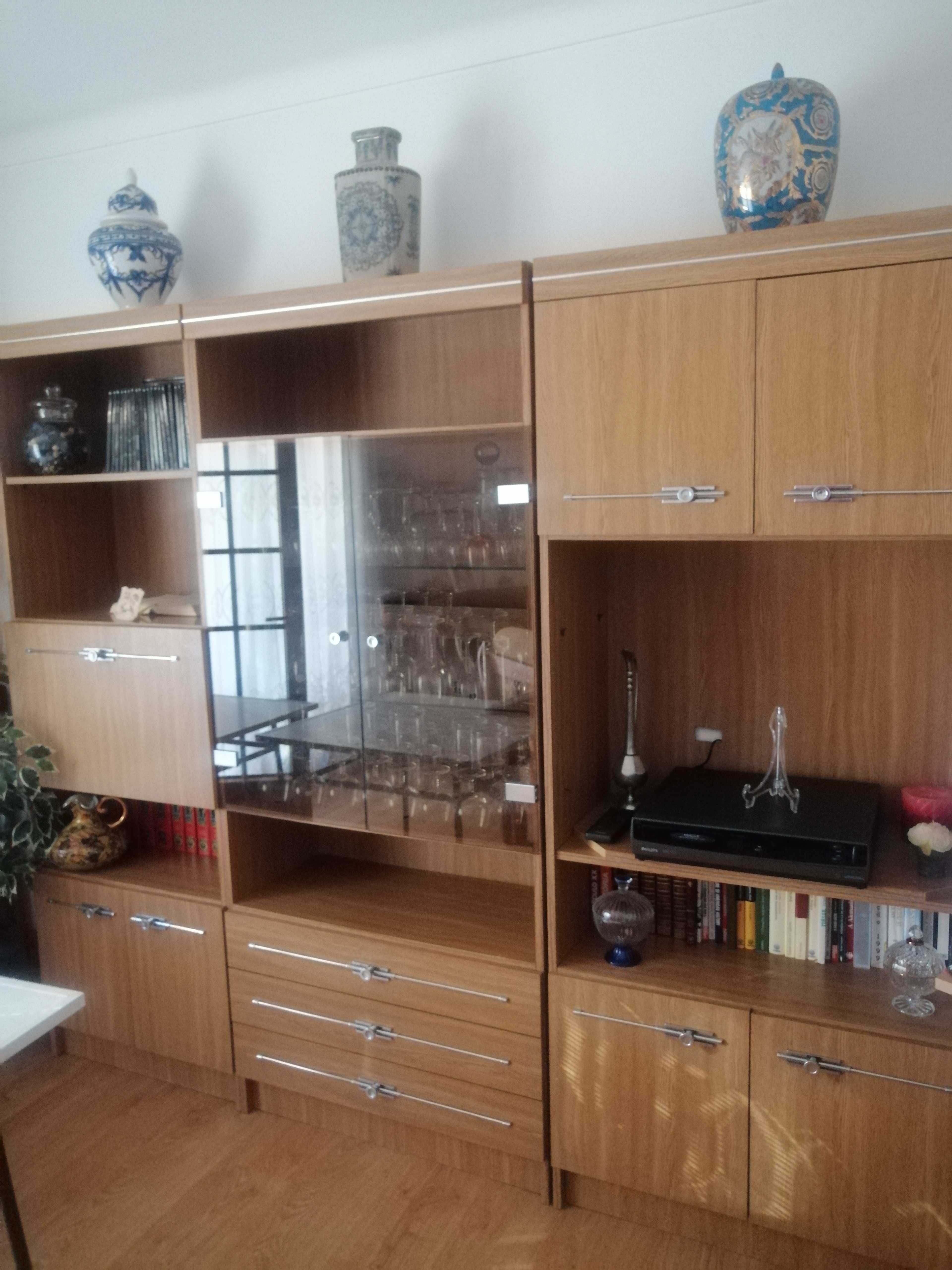 Armário de sala com cristaleira