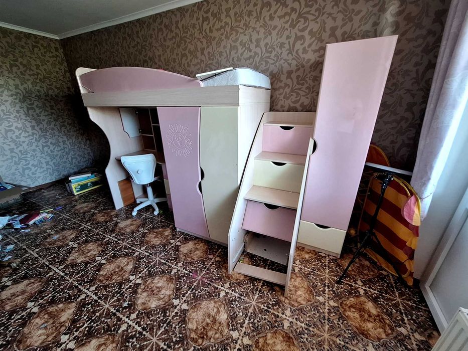 Детскую мебель шкаф кровать стол комплект.
