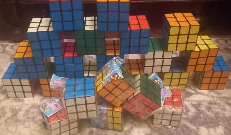 Cubo de Rubik (o verdadeiro), com portes de envio incluídos.