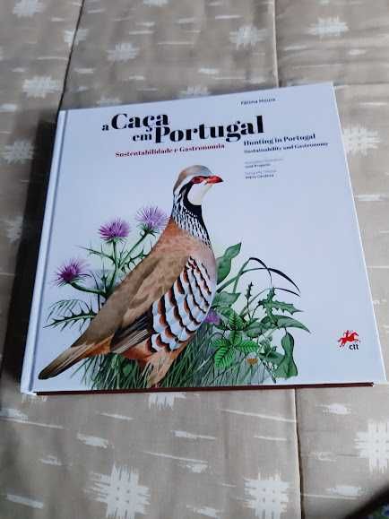 Livro  dos CTT "Caça em Portugal"