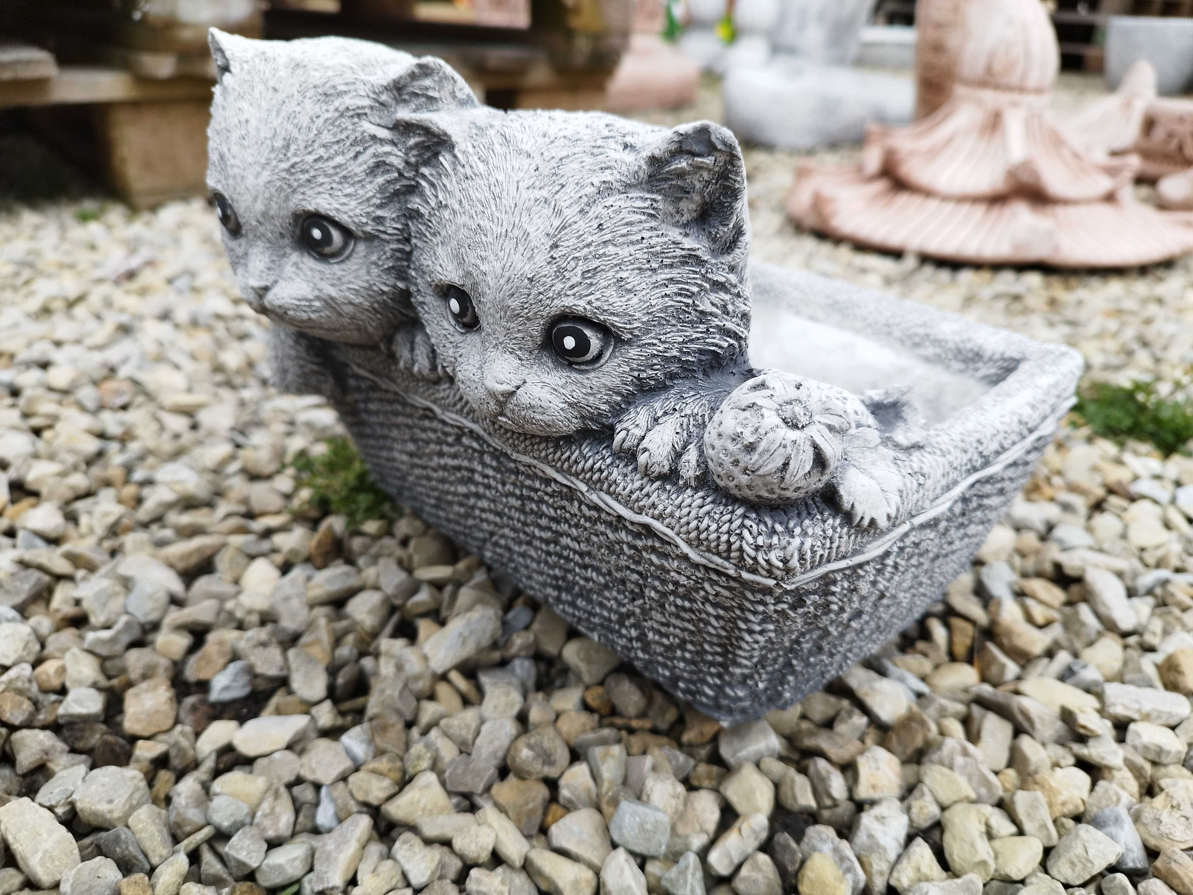 Kotki w koszyku h18 Figurka ogrodowa betonowa kot koty doniczka