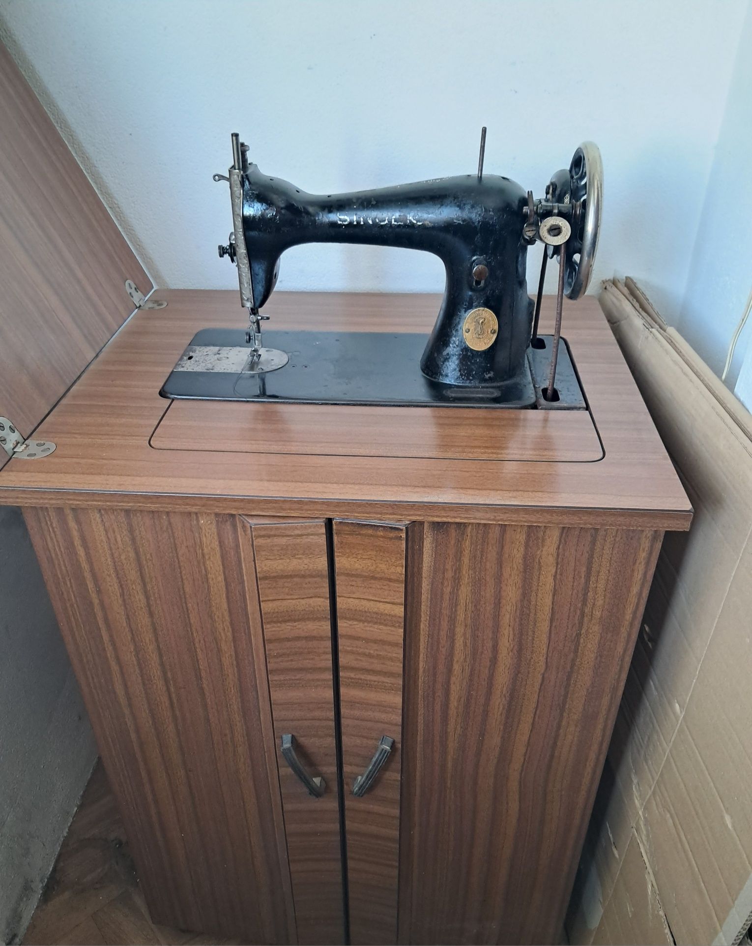Móvel com Máquina Costura Singer antiga