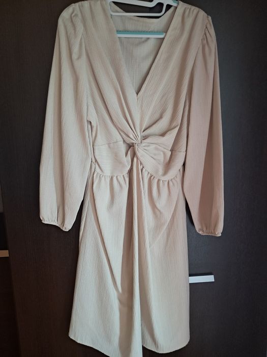 Beżowa marszczoną z przodu elegancka sukienka r. 44