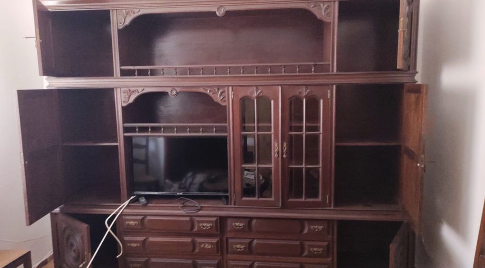 Móvel de Sala de Estar em Madeira Maciça – Clássico e Espaçoso