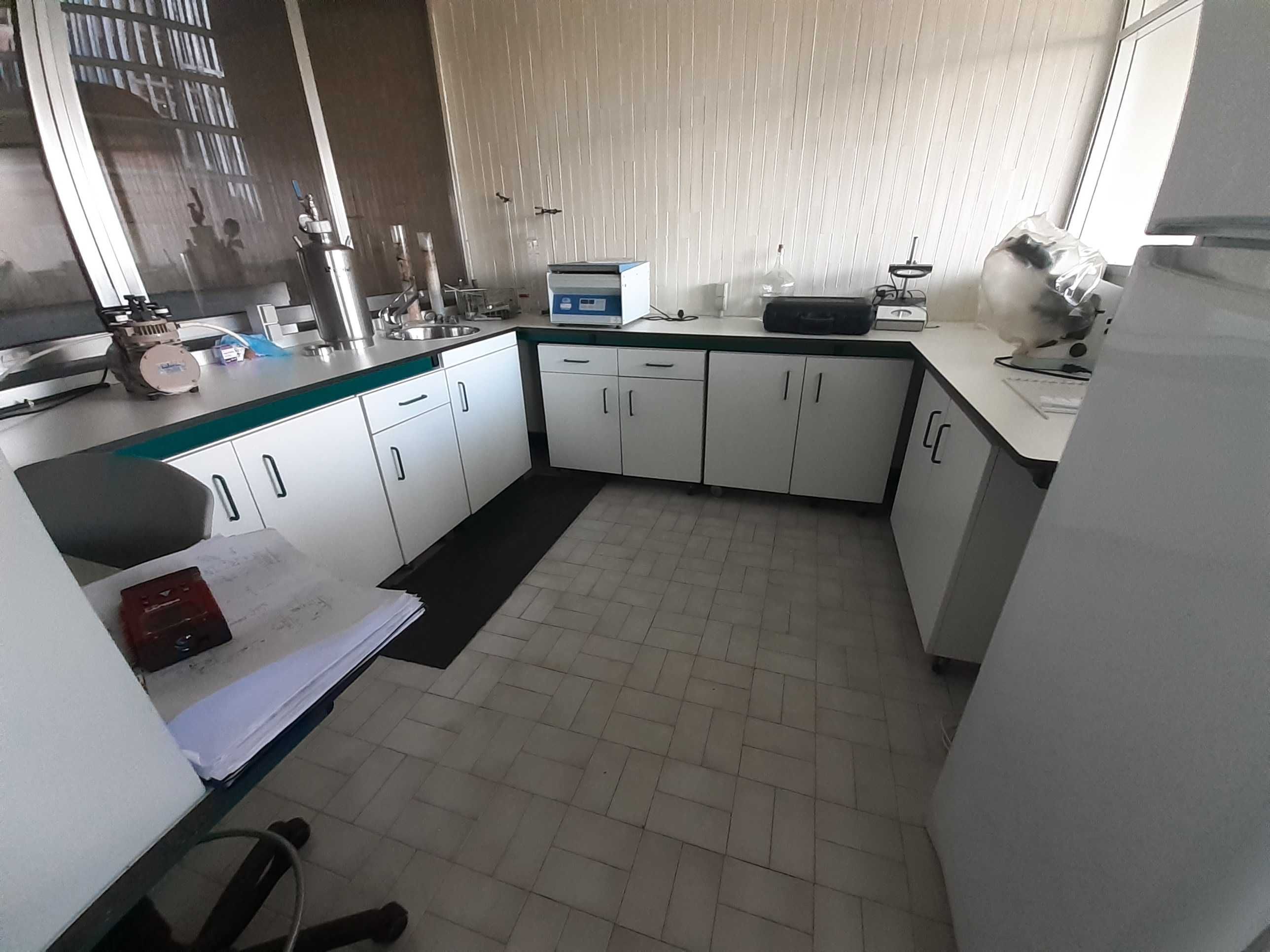 Módulos de laboratório, com bancadas