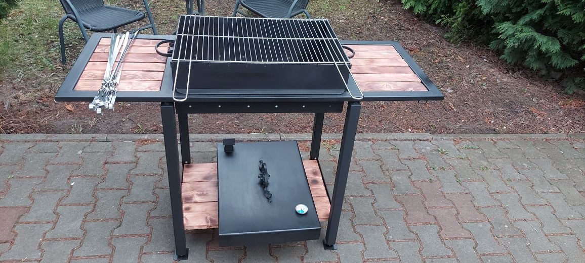 Nowy  grill  ładnie wygląda.