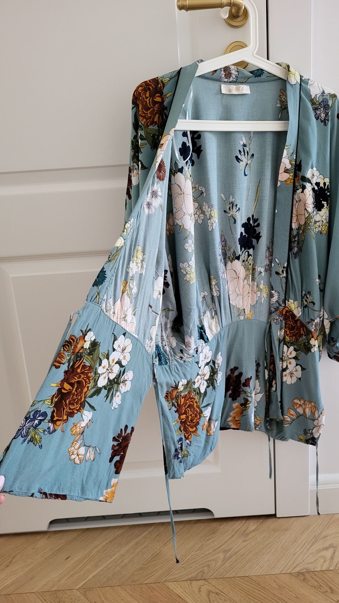 Kimono narzutka w kwiatowy wzór