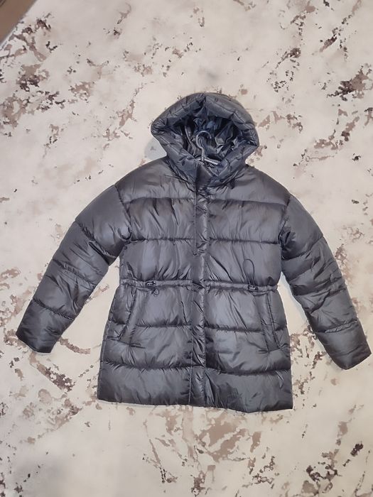 Куртка черного цвета б/у указан размер 48 , подойдёт на 46