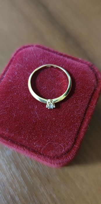 Золота каблучка з діамантом