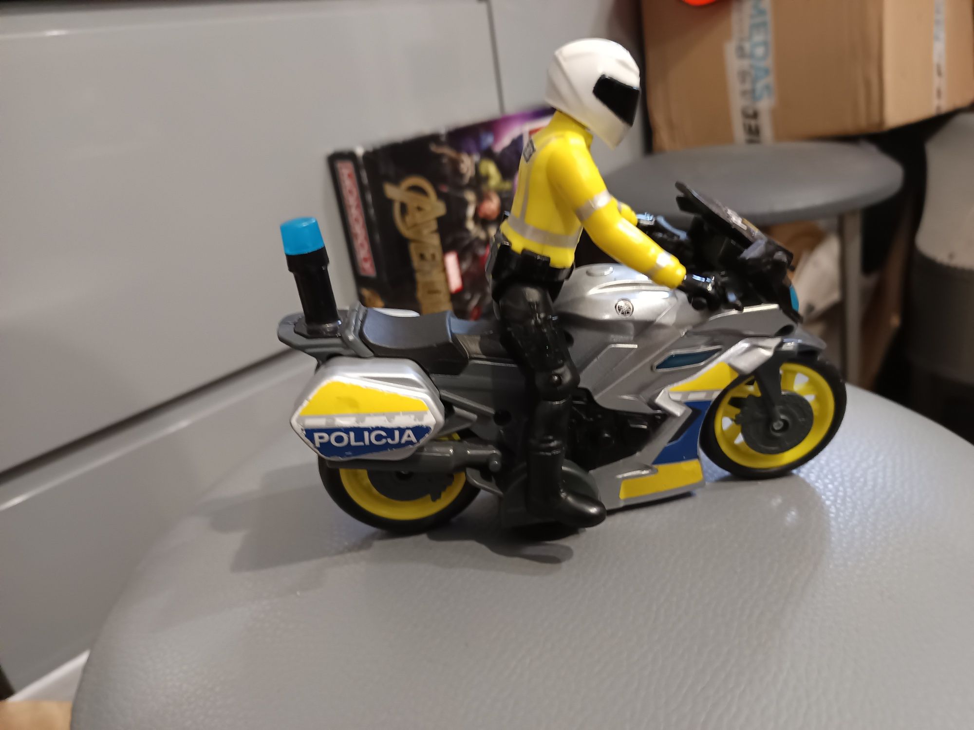 Zabawkowy policyjny  Motocykl z kierowcą od Dickie  na baterie