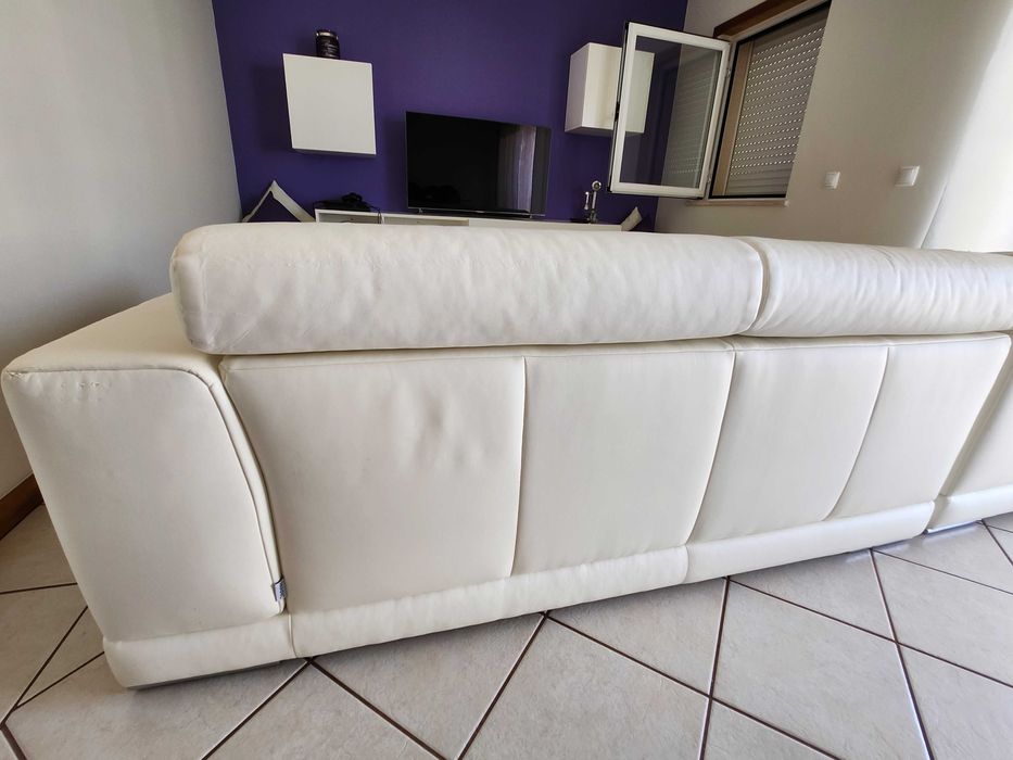 Sofá Branco Pele Marca Anaric com Chaise Long