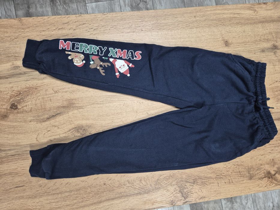 Spodnie chłopięce świąteczne mikołajowe rozmiar 128 Pepco