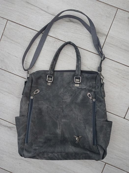 Pojemna torba, regulowany pasek.