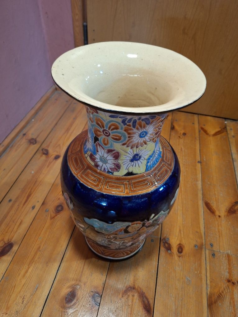 Duży wazon z motywami chińskimi