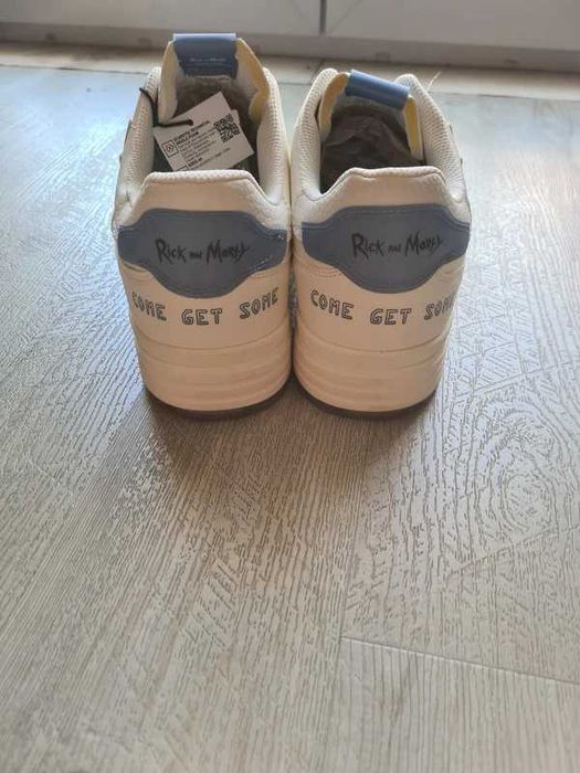 Ténis brancos Rick e Morty