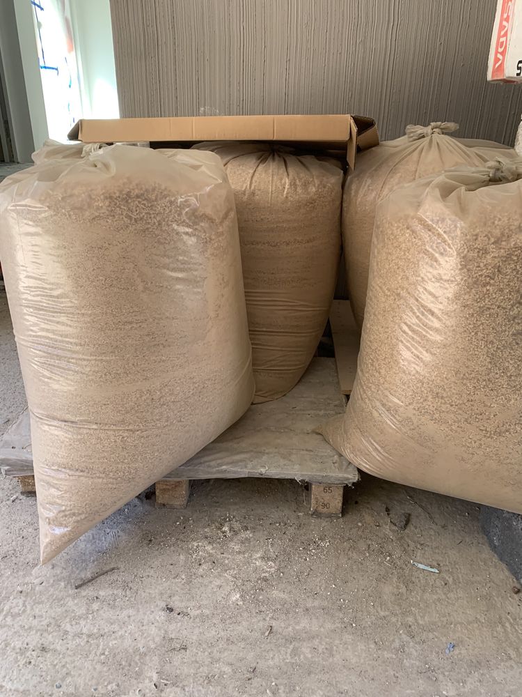 Trociny suche 100 % w workach 165l Dąb jesion, modrzew
