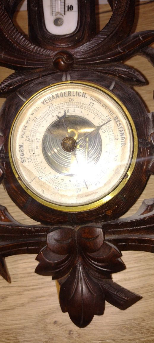 Stary barometr z termometrem. Z tematyką ptaka w gnieździe