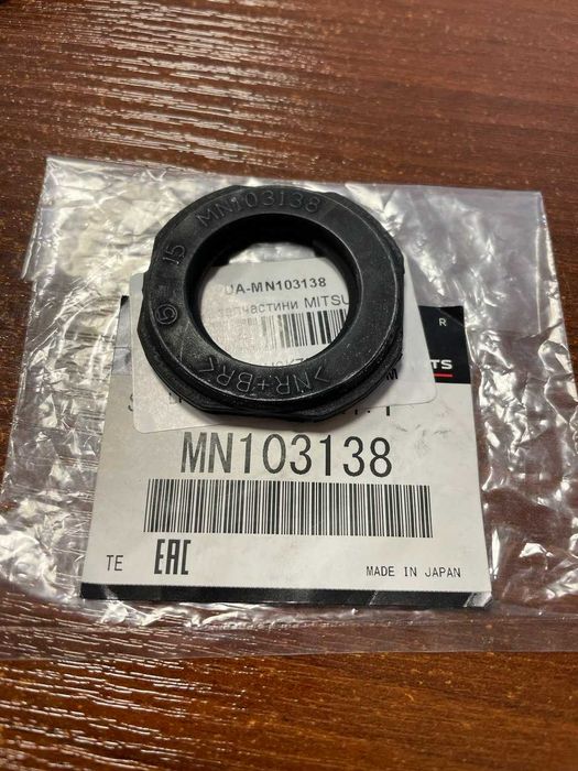 Втулка розпірна Mitsubishi MN103138 
Болт Mitsubishi MU000510
