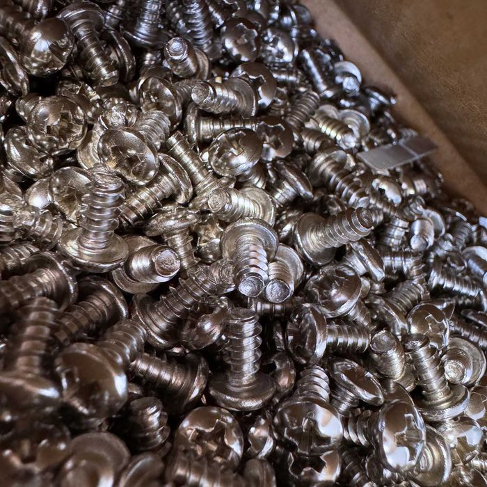 Śruby wkręty krzyżowe nierdzewne 304PB M4x8 z płaskim ogonem 2500 szt.