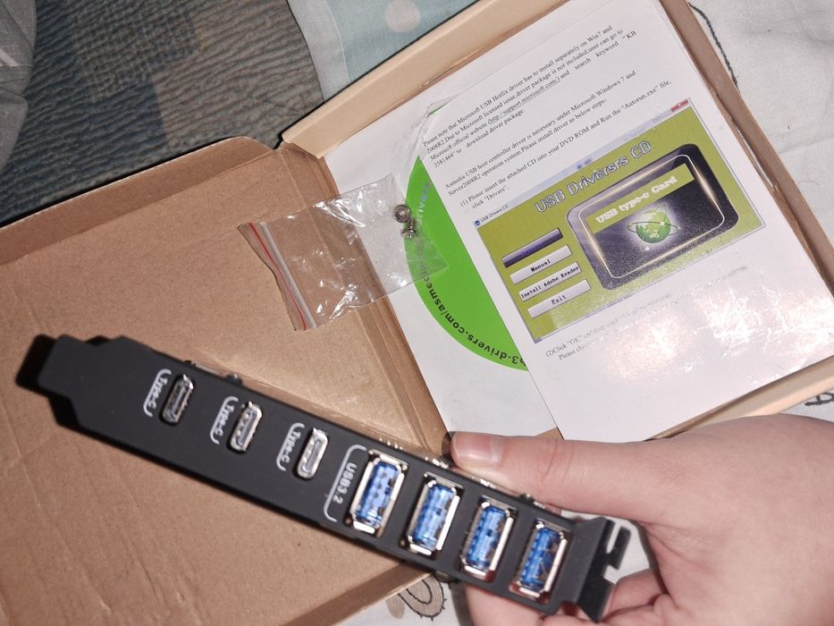 USB Type-C та чотирма портами USB Type-A.