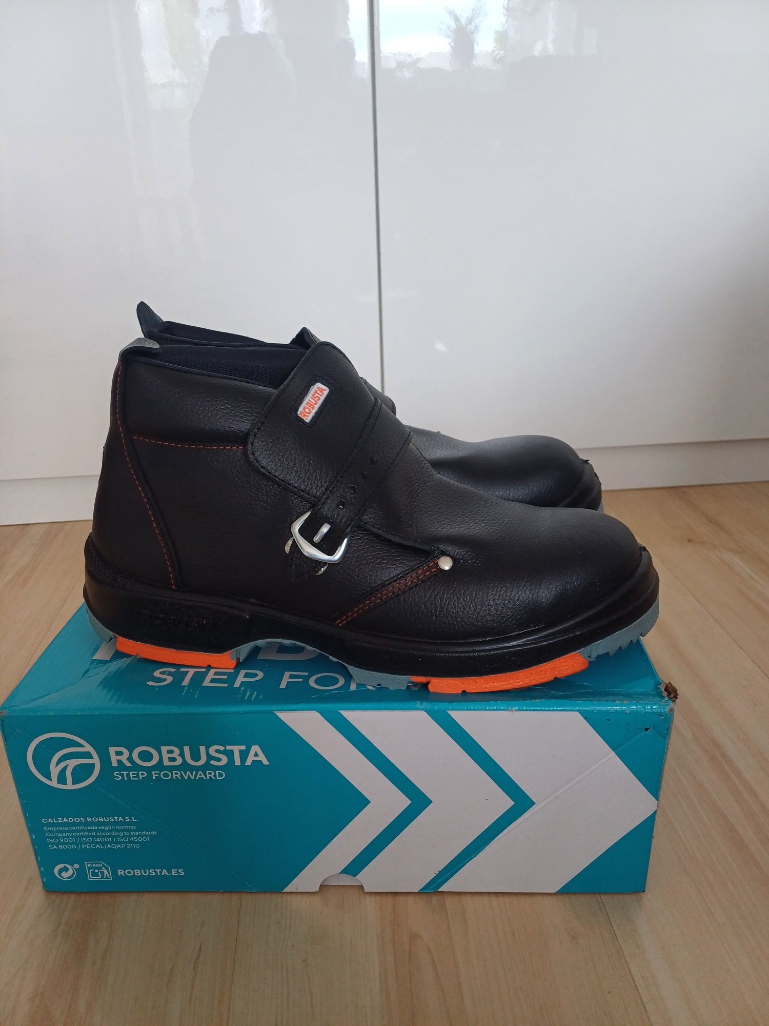 Buty robocze wzmacniane