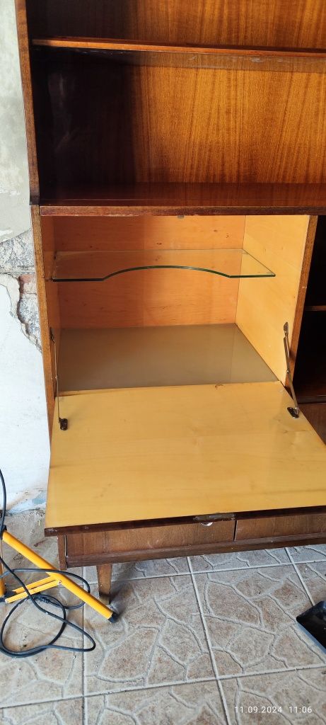 Meble szafa i regał z barkiem zamykanym