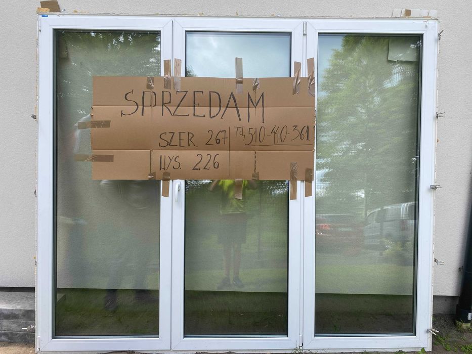 Okno tarasowe kolor zewnętrzny zloty dąb wewnątrz bialy.