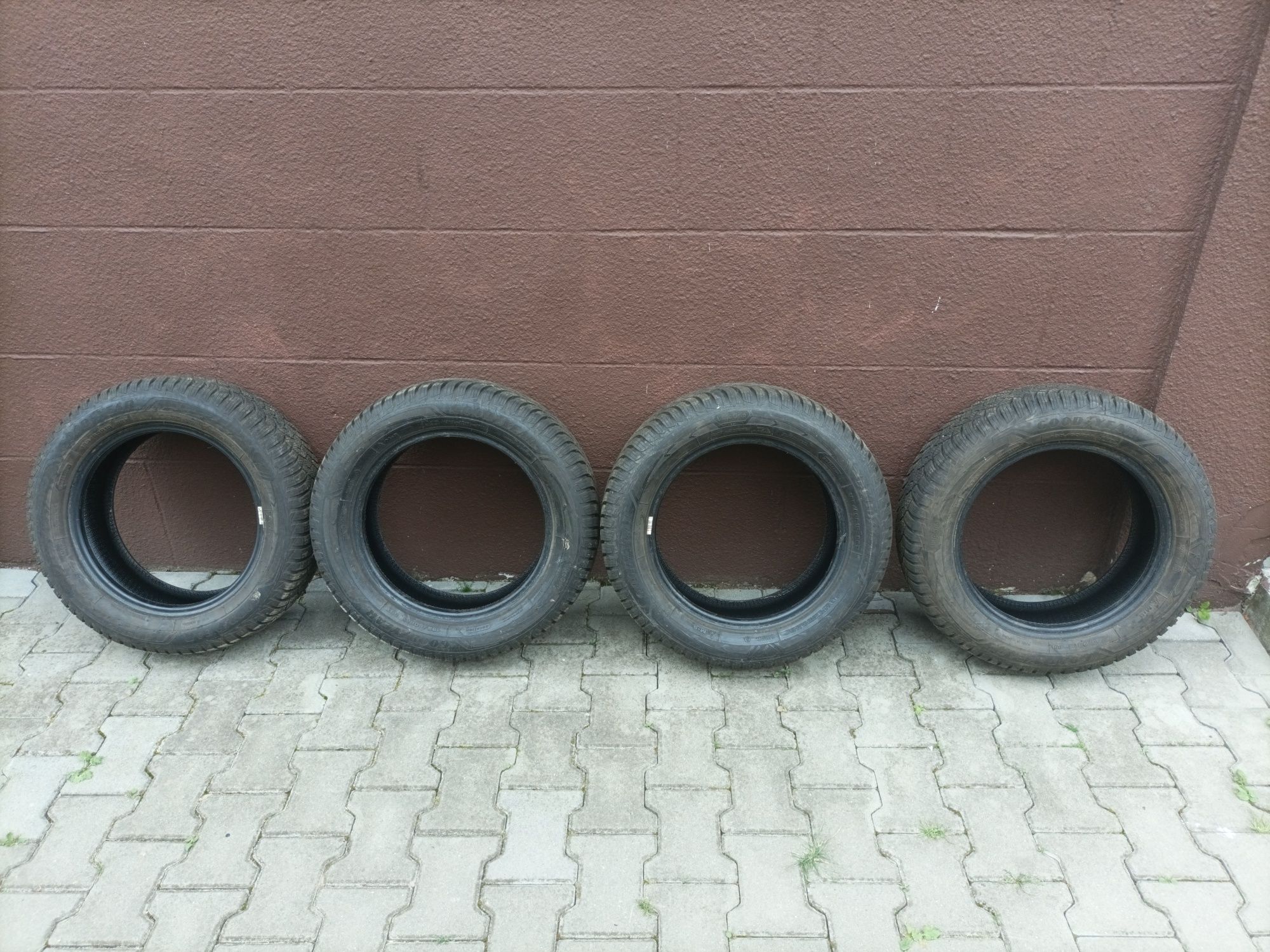 Opony zimowe Goodyear 195/60R15.