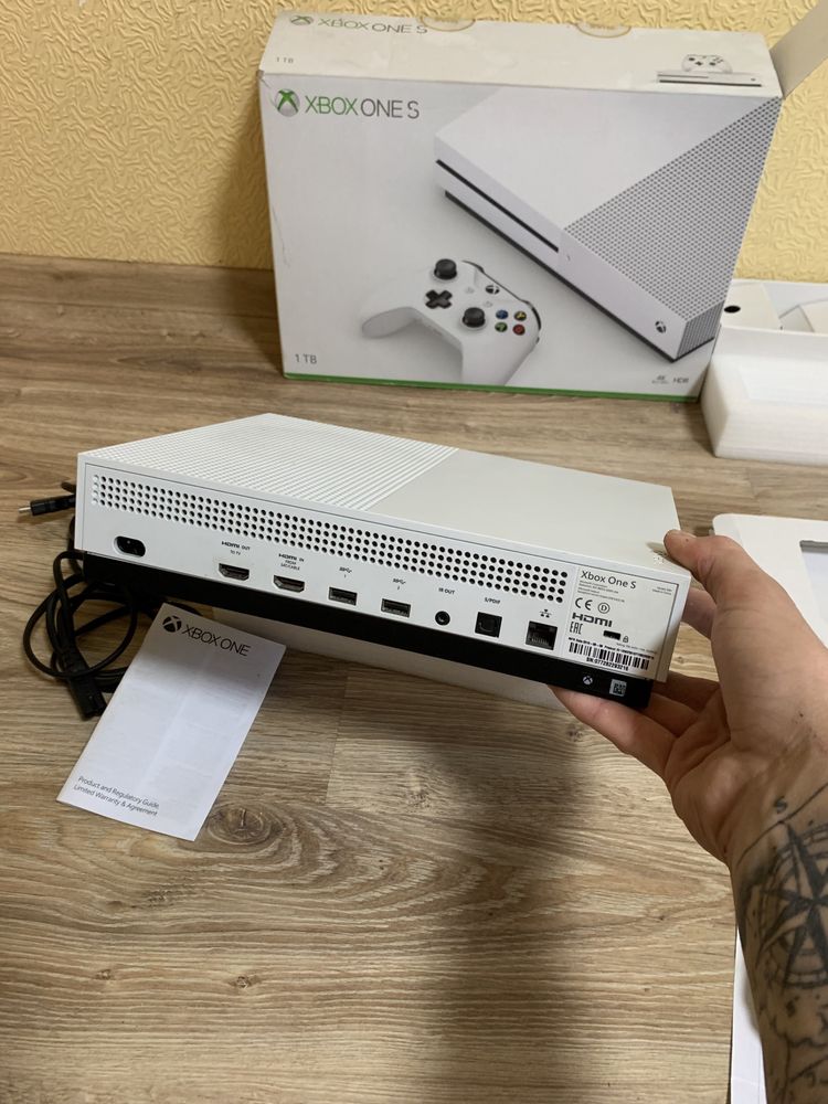 Продам Xbox one s 1 tb