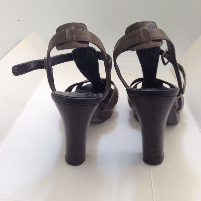 Sandálias de salto alto