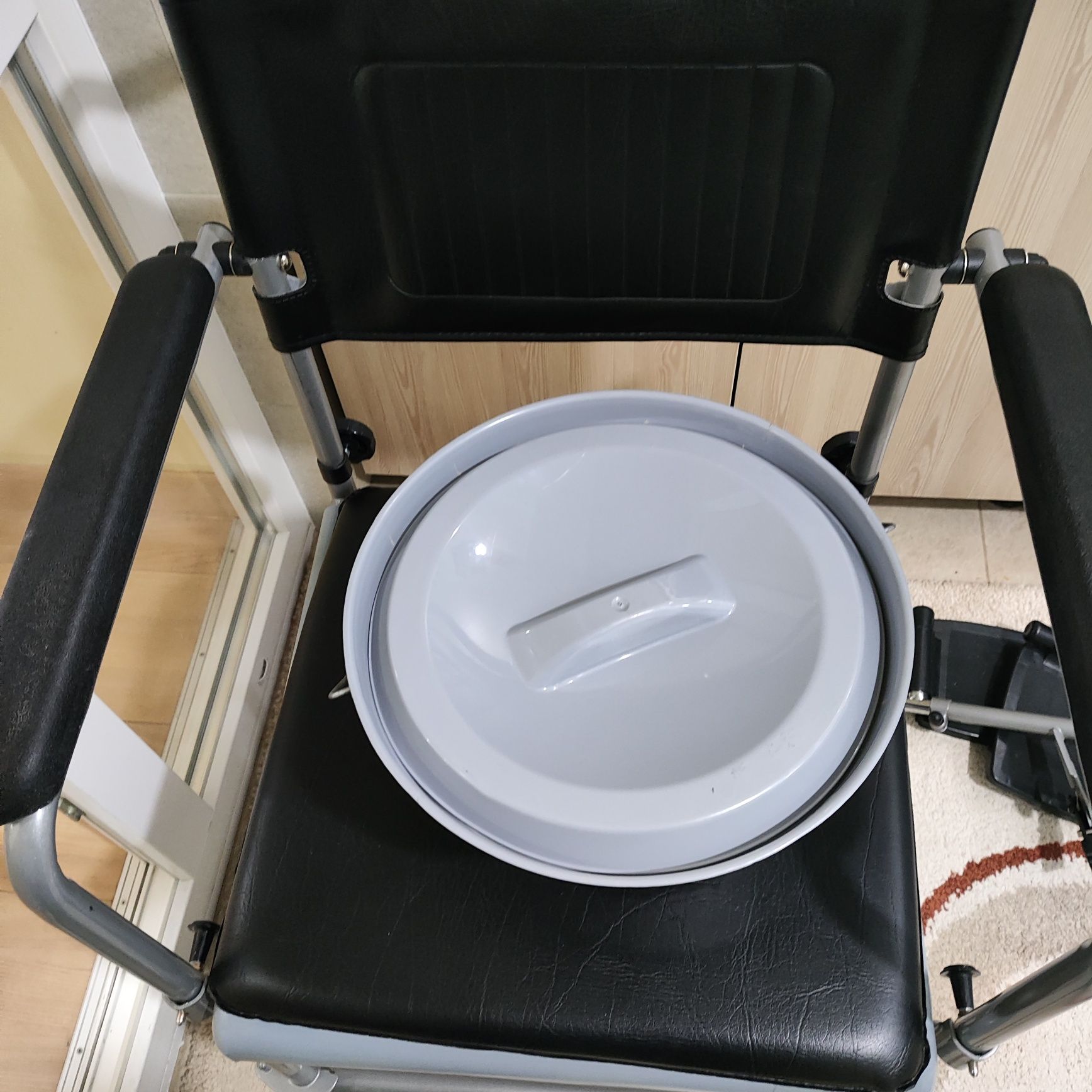 Крісло-каталка з санітарним оснащенням