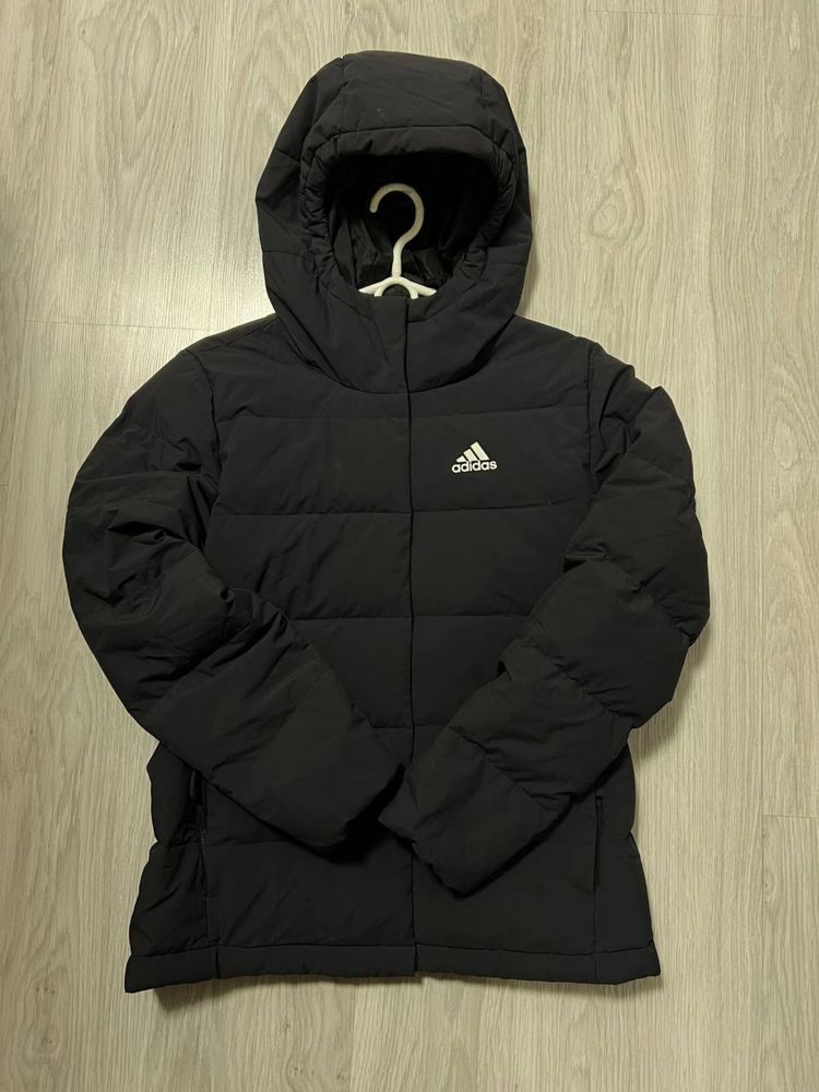 Женский пуховик adidas helionic hg8747 чорний regular fit