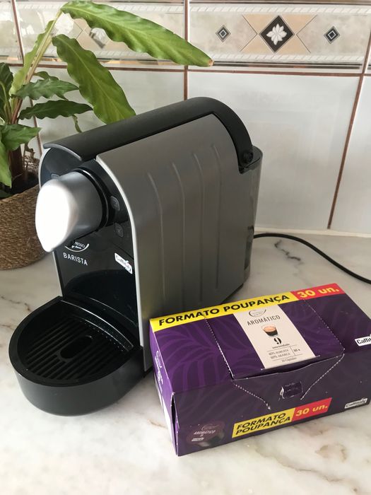 Máquina de café expresso e cápsulas
