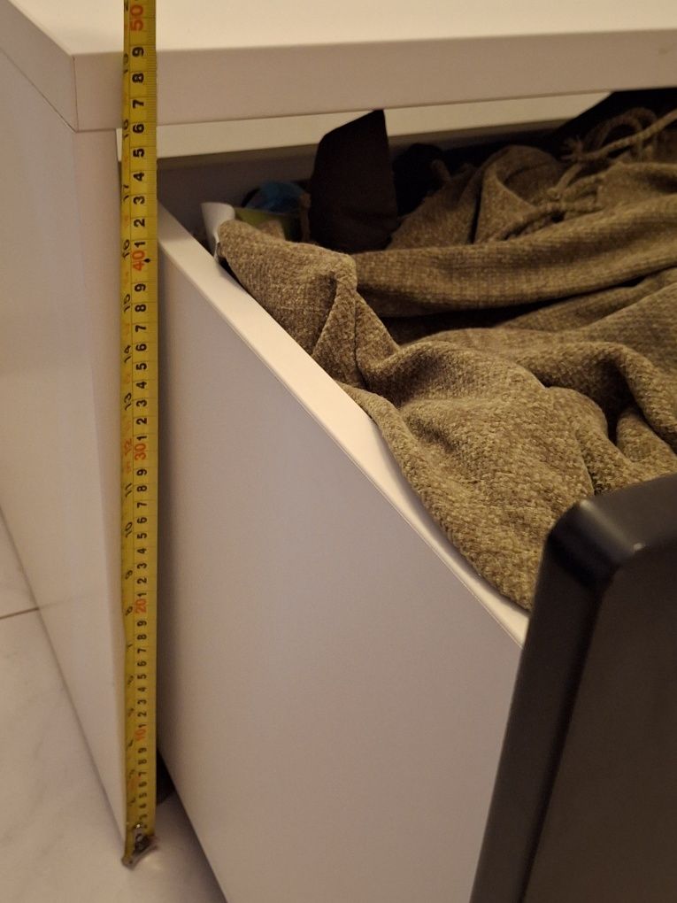 Baú de arrumação IKEA, em branco e porta em preto