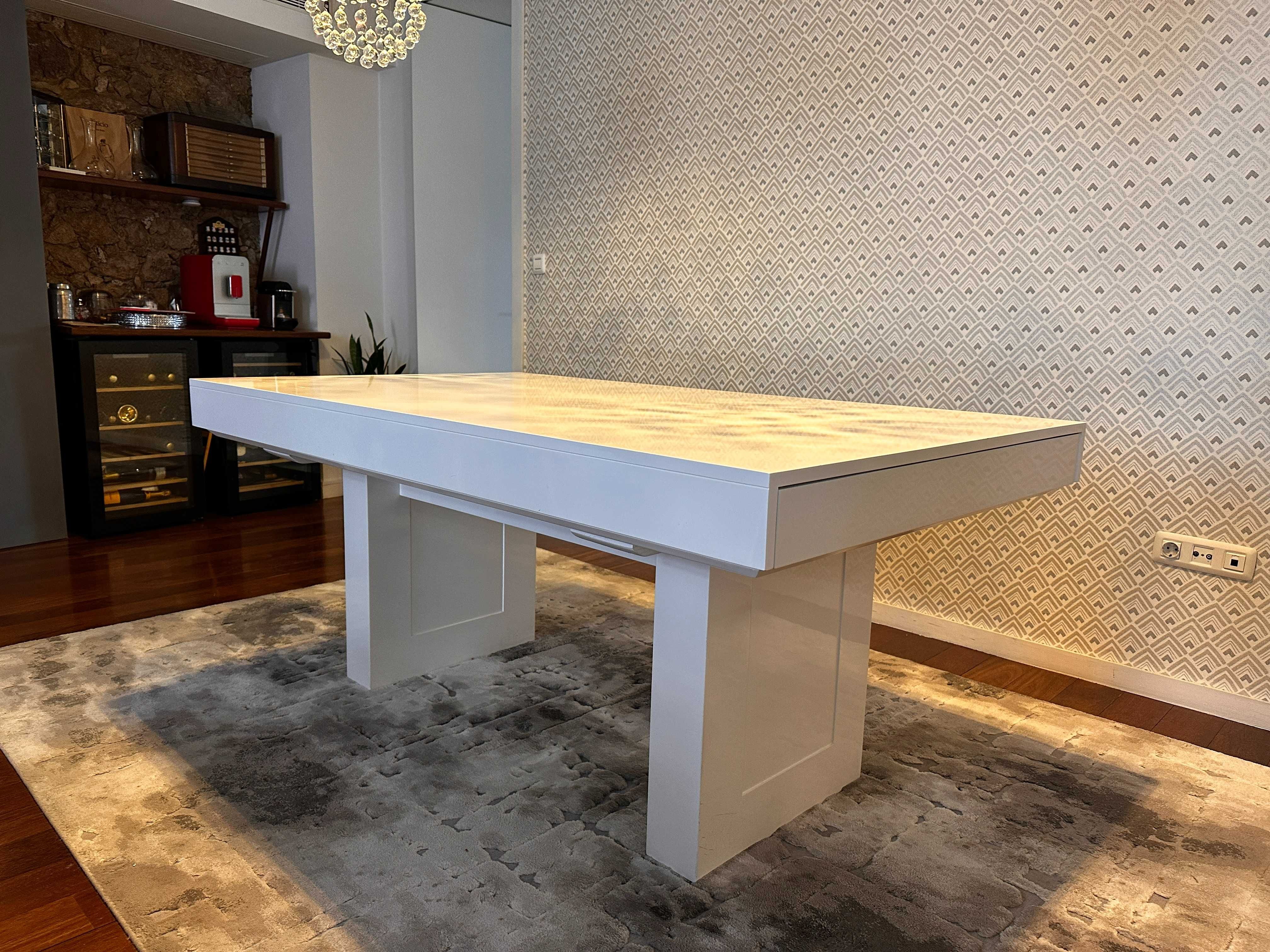 Conjunto mesa/cadeiras/tapetes