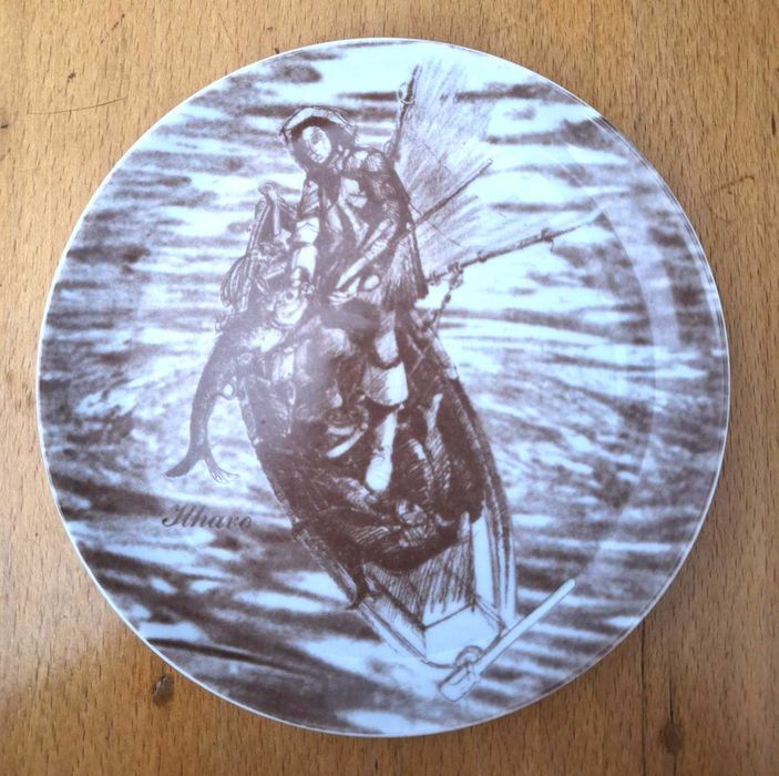 Prato decorativo em porcelana Quinta Nova, cena de pesca