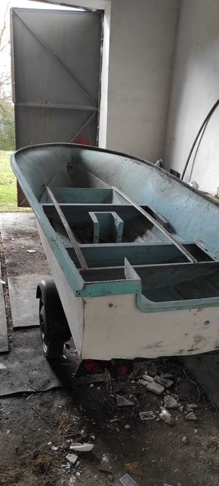 Łódka wędkarska z przyczepką