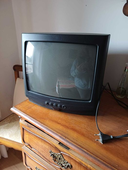 Televisor antigo de 35”