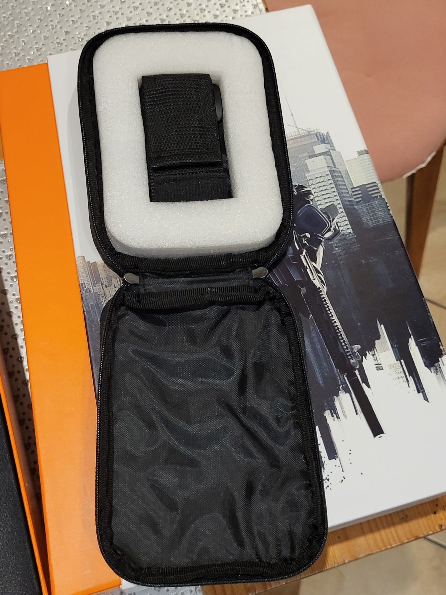 Pudełko edycji kolekcjonerskiej The Division i opaska na ramię