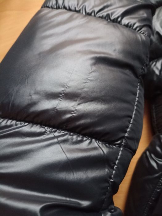 Czarna pikowana kurtka z futerkiem