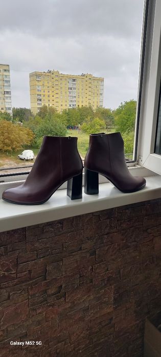 Продам осінні ботінки 39р, нові,не разу не одягнені.По стільці 25.5