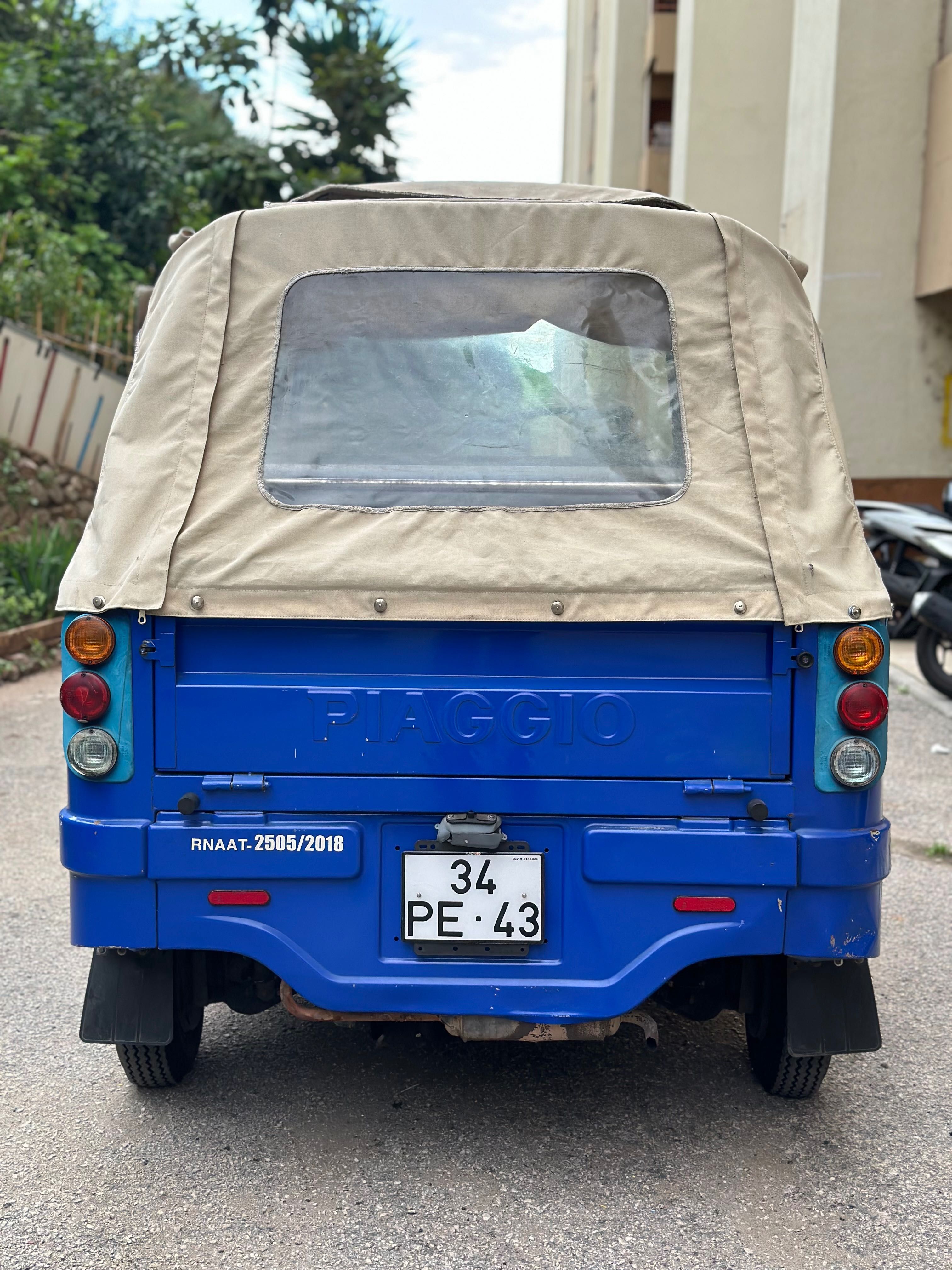 Tuk Tuk Piaggio Ape Celesino 200 “Micróbio” – Charme sobre três rodas!
