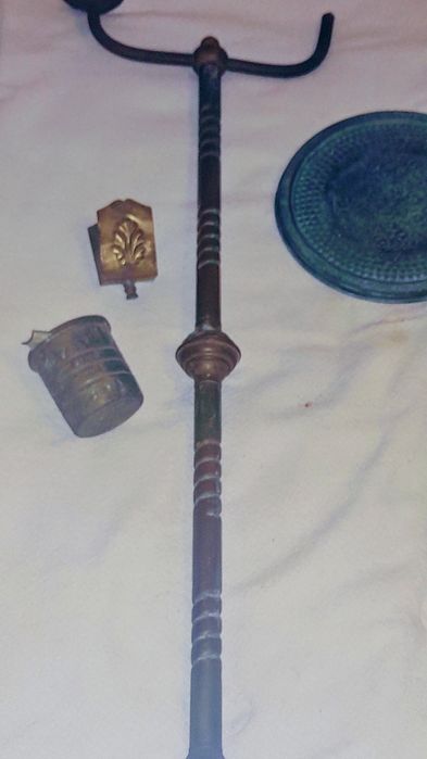 Cinzeiro de pé alto muito antigo em latão 
É um objeto de design b