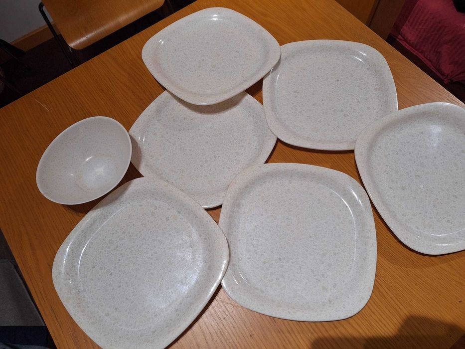 6 Pratos de Plástico de Boa Qualidade e Tigela a Combinar