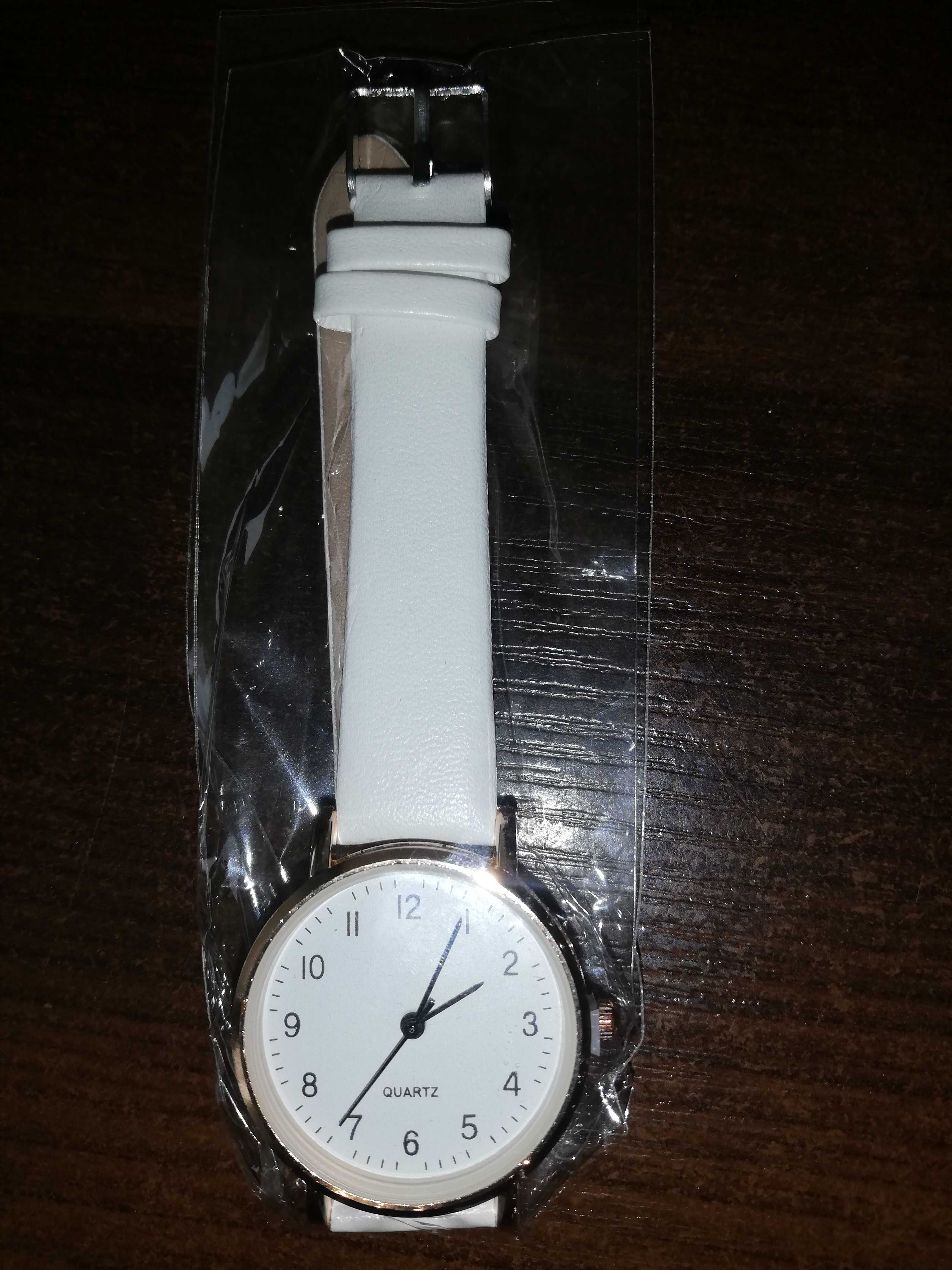 Biały elegancki zegarek damski
