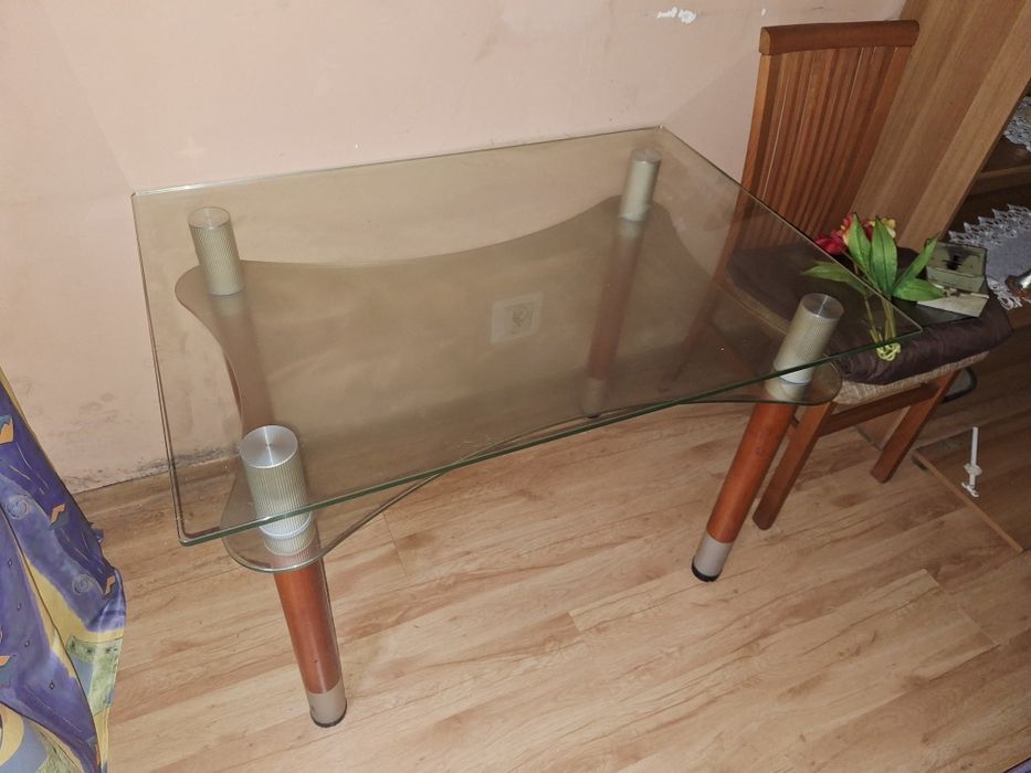 Stół szklany z drewnianymi nogami