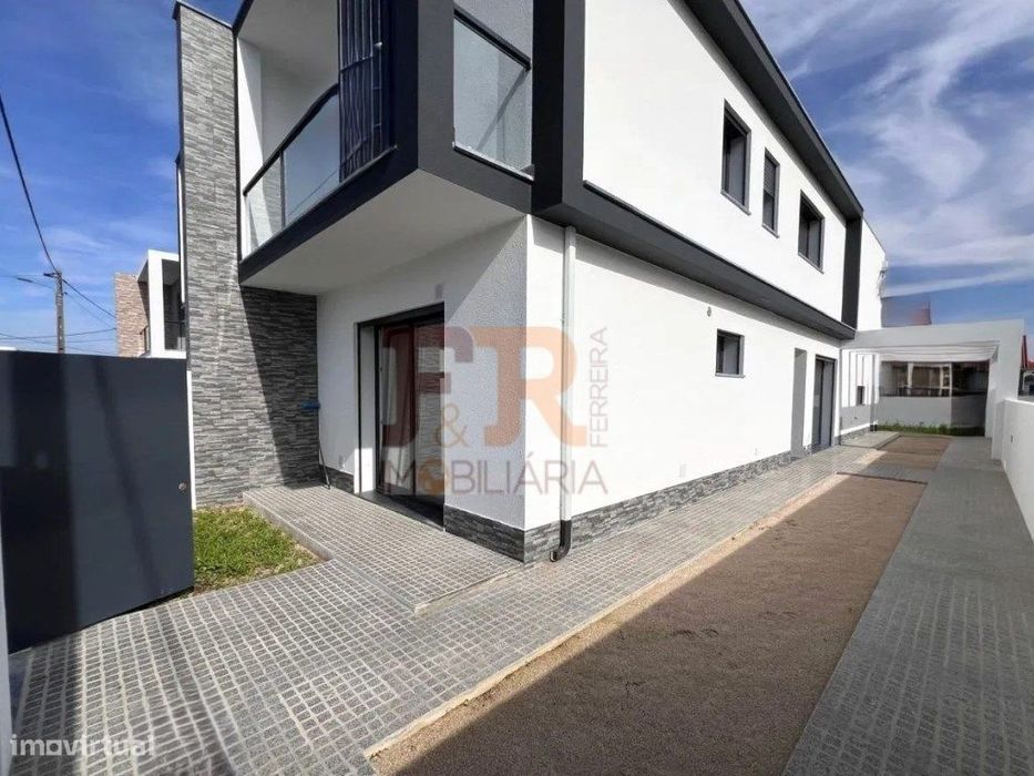 Moradia T4 com Pérgola . Fernão Ferro