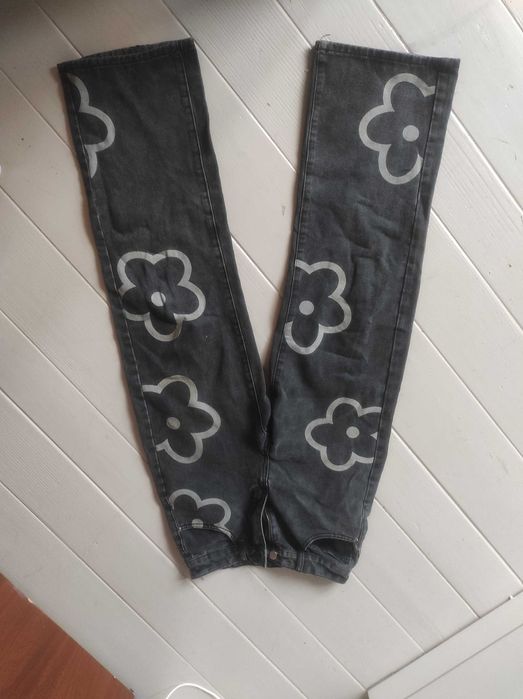 Spodnie z motywem kwiatów