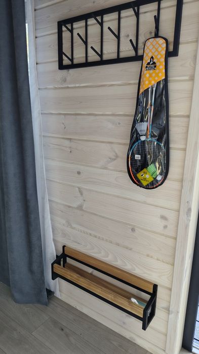 Здається подобово будиночок у лісі