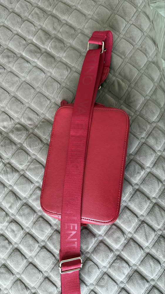 Продам красную сумочку Valentino оригинал